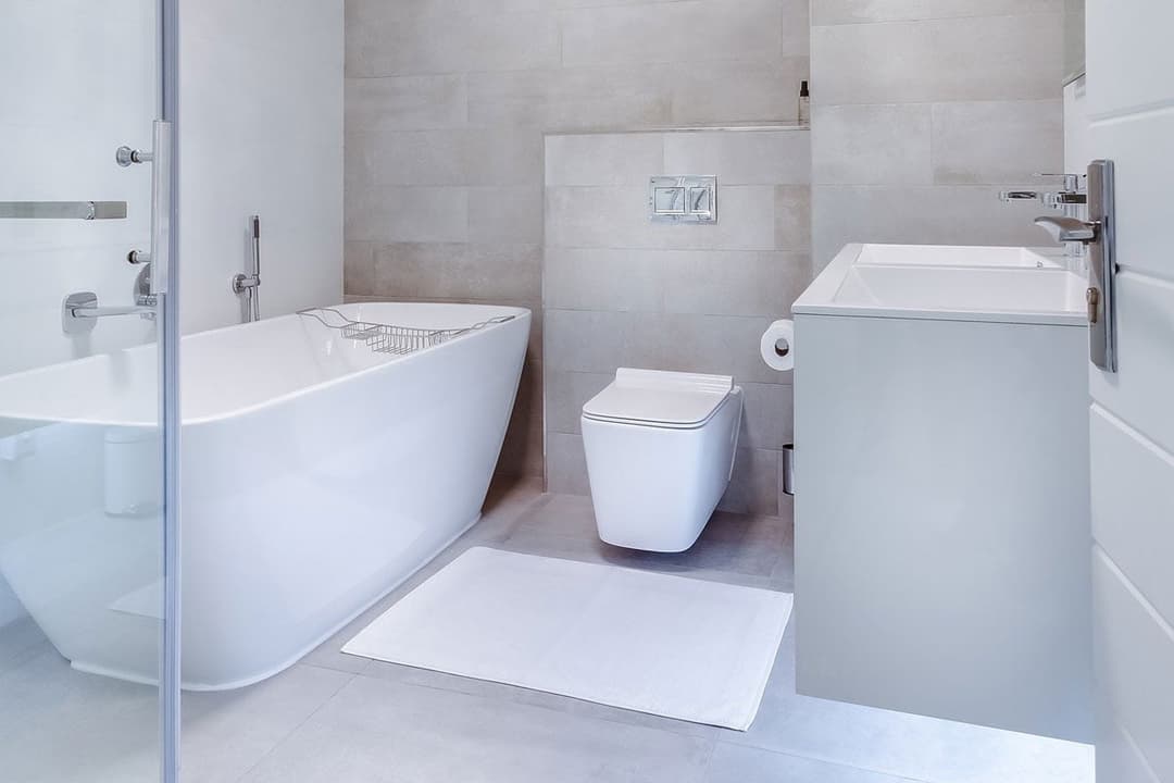 8 Amazing Bathroom Cleaning Hacks: From Mirrors to Faucets