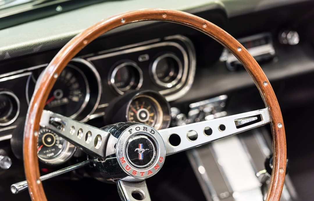 10 Amazing Vintage Cars That Define the 1960s