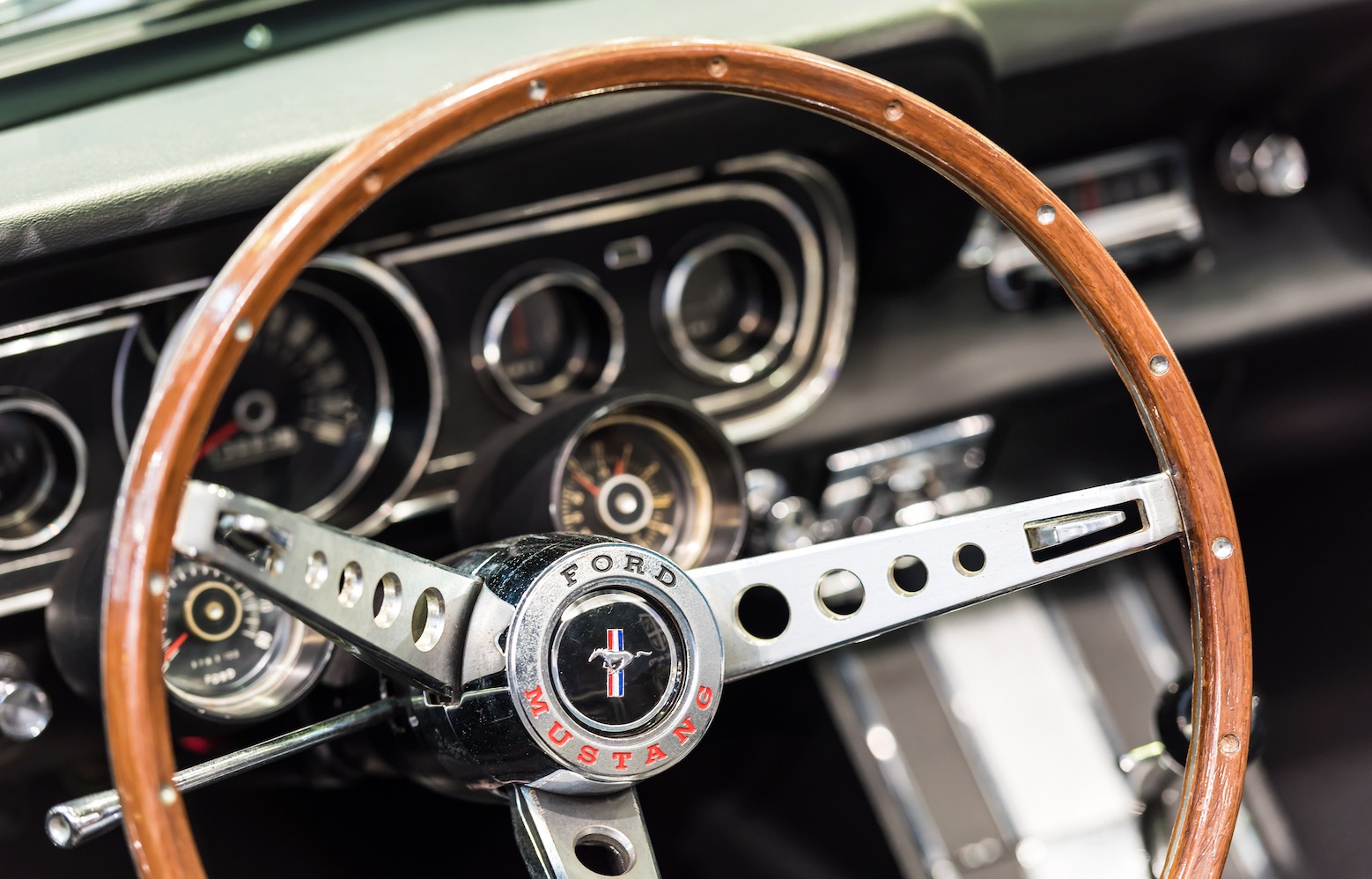 10 Amazing Vintage Cars That Define the 1960s