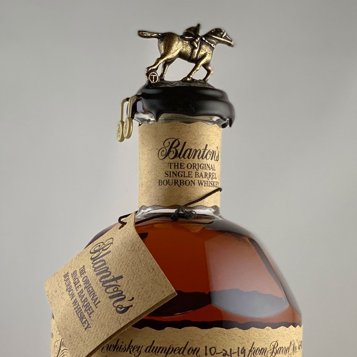 A spicy aroma of Dried Citrus and Orange Peels with a hint of Caramel and Vanilla. Palate Entry: Full and soft, marked by a mix of Burnt Sugar, Caramel, Orange, and Cloves. Finish: Balanced with Vanilla, Honey, and Citrus.