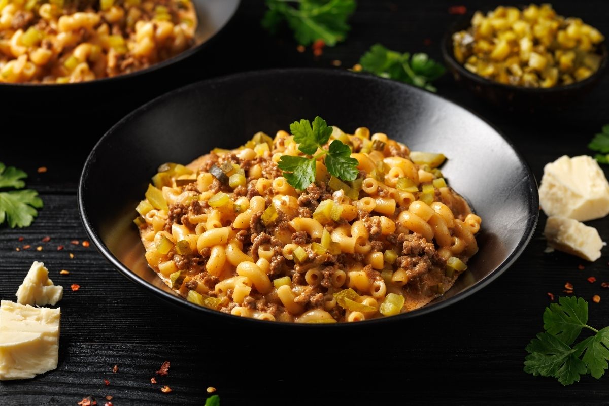 Cheeseburger Pasta with beef, melted cheese, gherkins and pasta