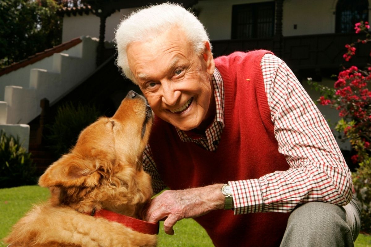 Bob Barker outside in the backyard of his Los Angeles historic home with his dog Jesse on April, 9, 2007. Xxx Bob Barker Backyard 0009 Jpg A Ent Usa Ca.