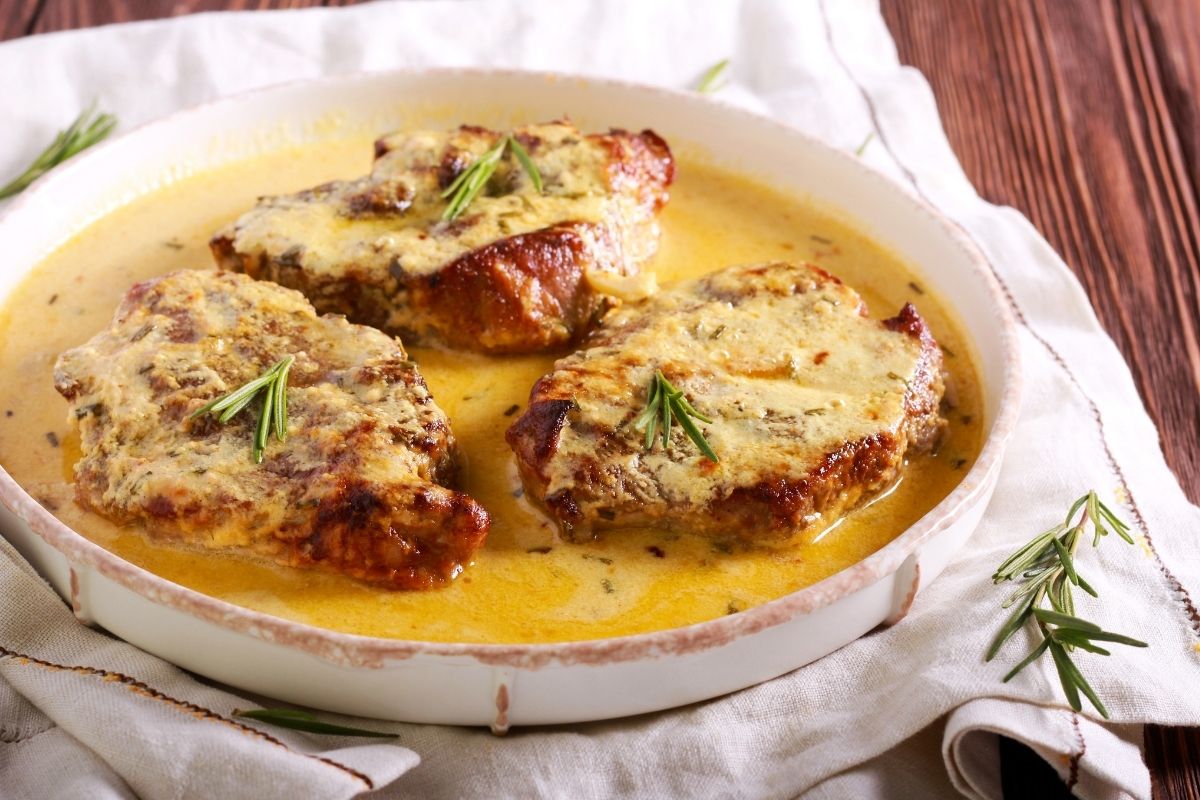 Pork chops in creamy sauce