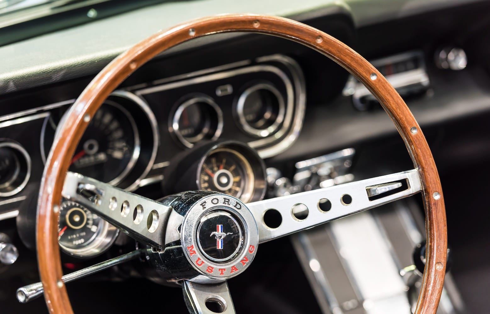 10 Amazing Vintage Cars That Define the 1960s