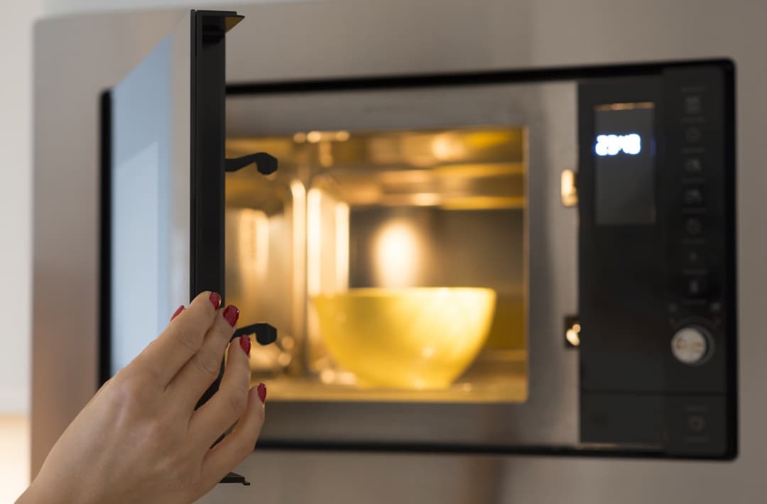 The 30-Second Microwave Trick That Peels Garlic Instantly