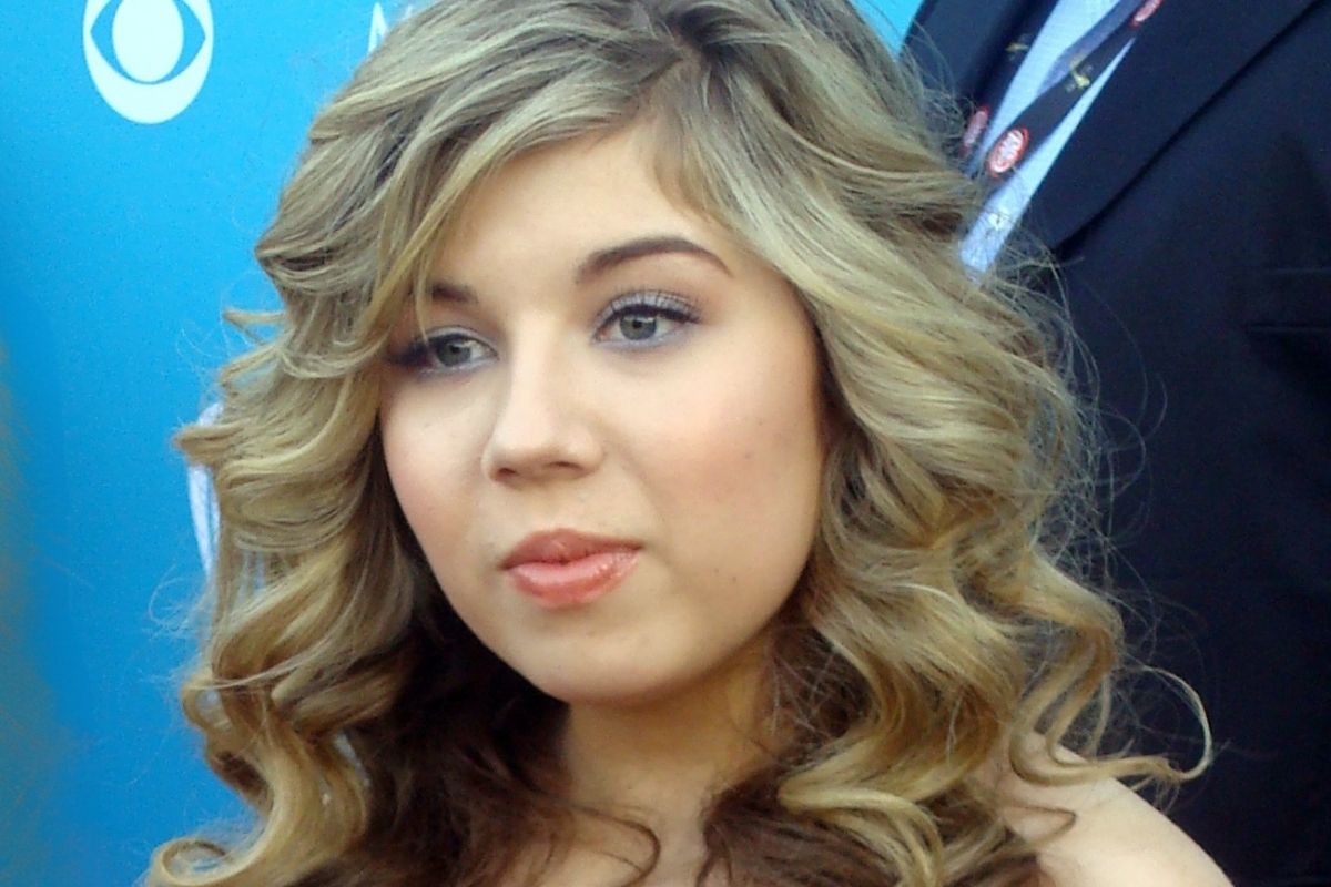 Jennette McCurdy Recalls Physical Pressure in Teen Age-Gap Romance