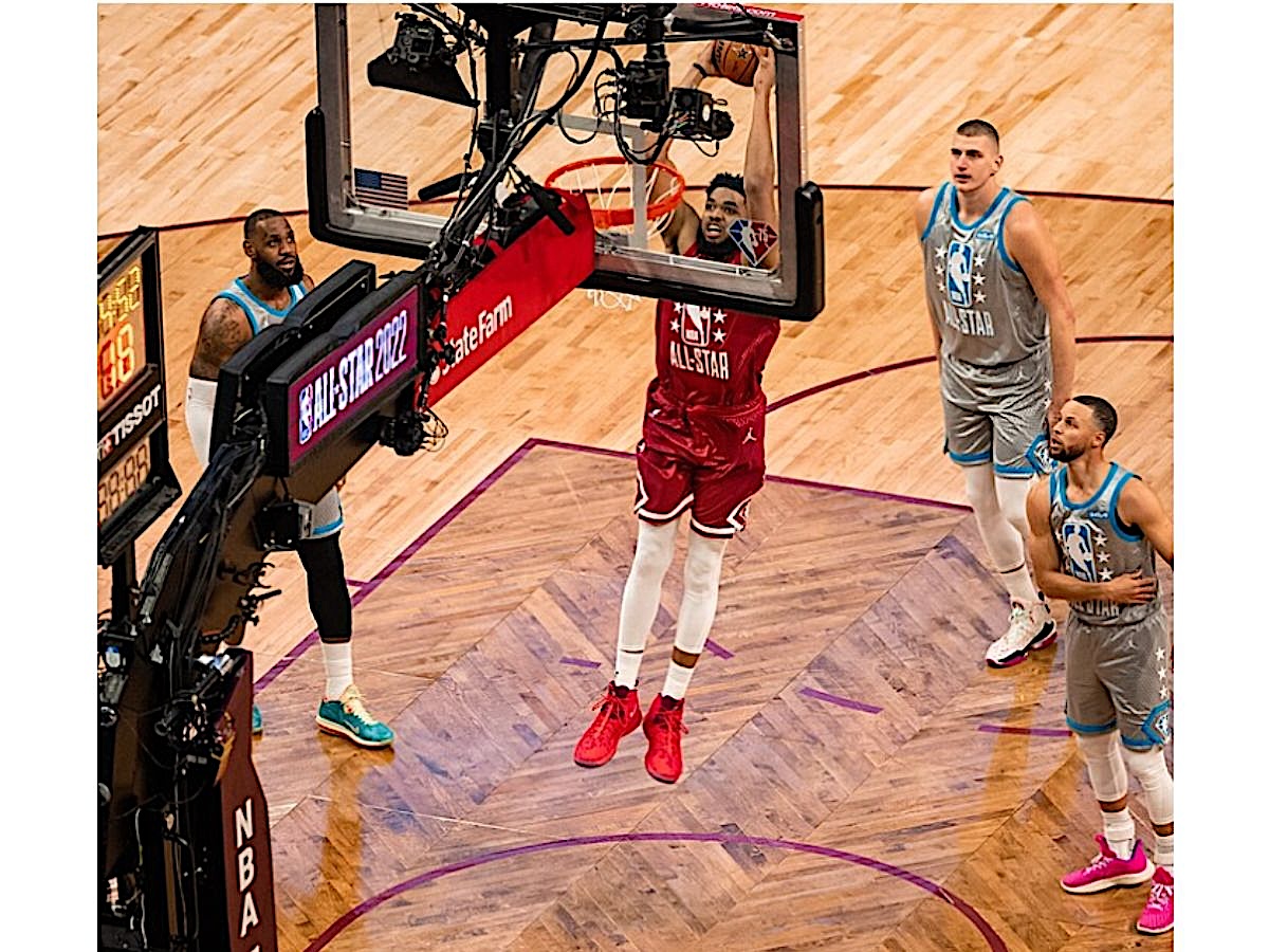 Karl Anthony Towns dunking