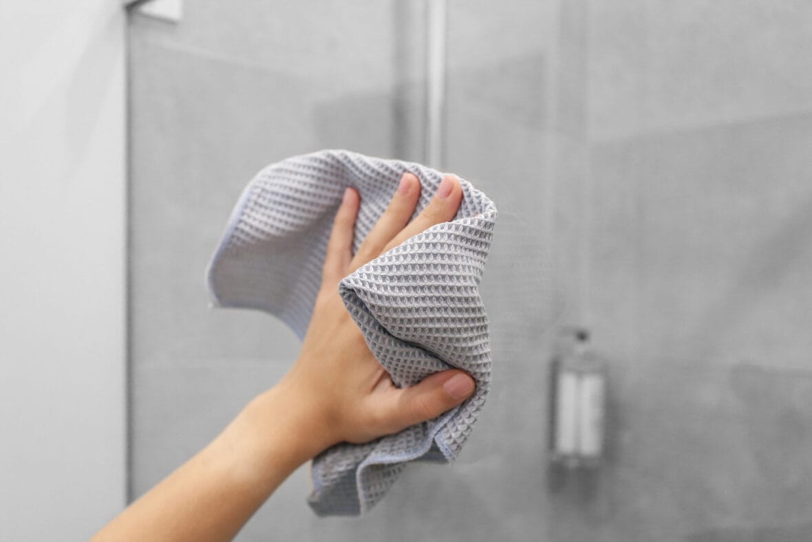 8 Amazing Bathroom Cleaning Hacks: From Mirrors to Faucets
