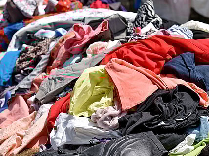 Declutter Your Closet: How to Sell Unwanted Clothes for Extra Income