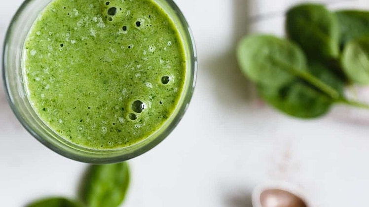 green juice with spinach leaves
