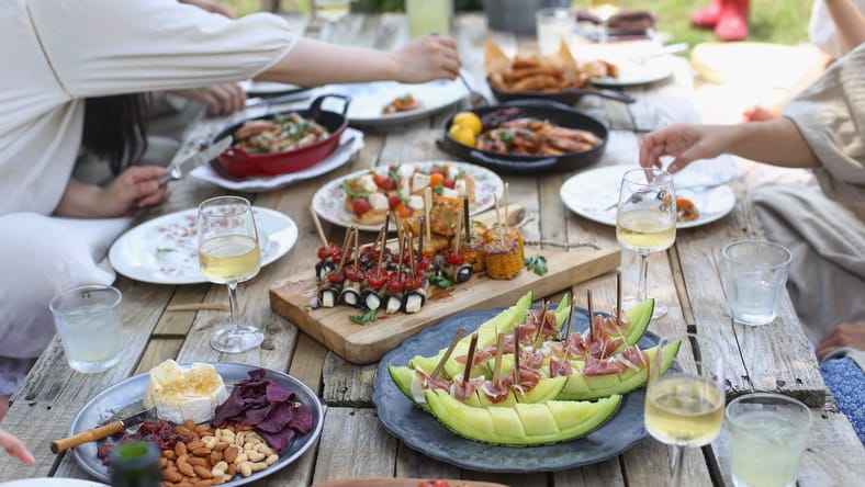 tips for hosting outdoor parties