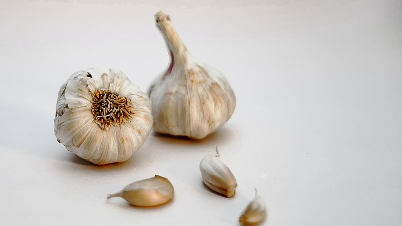how to use a garlic press
