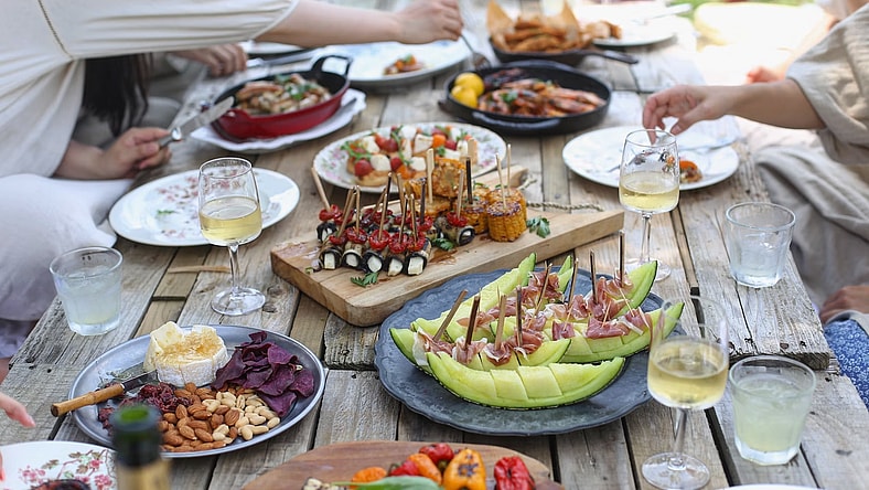 tips for hosting outdoor parties