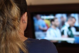 4 Simple Exercises To Stay Active While Watching Sports on TV