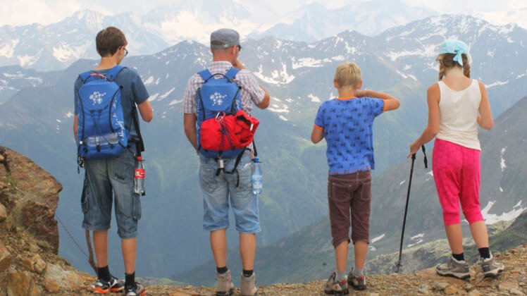 20 Family Hiking Tips For 2020: Clothing, Gadgets, & Quotes