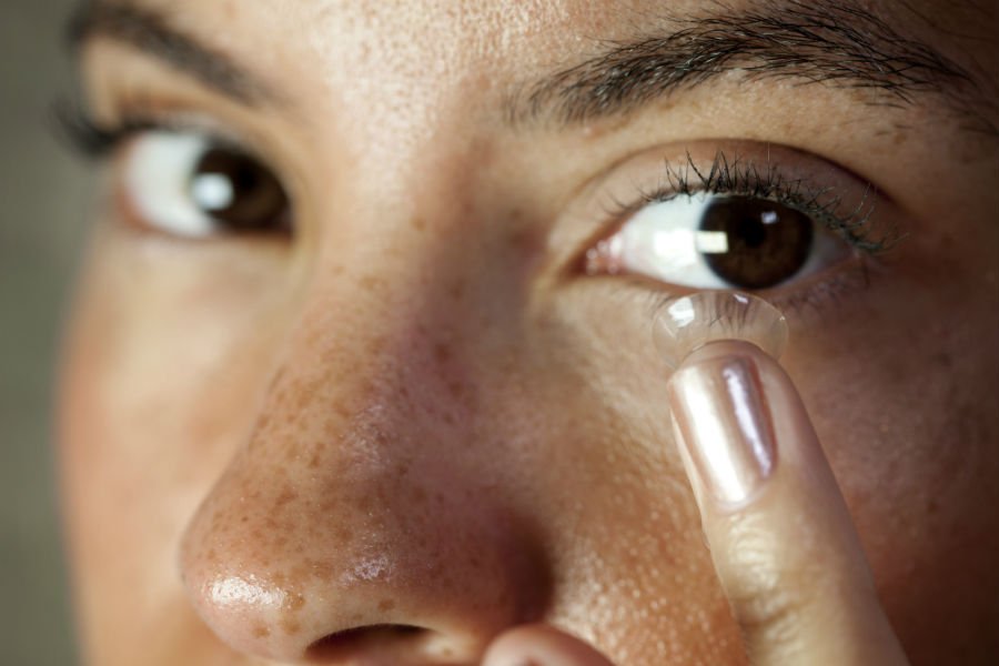 5 Healthy Makeup Habits For Contact Lens Wearers 1