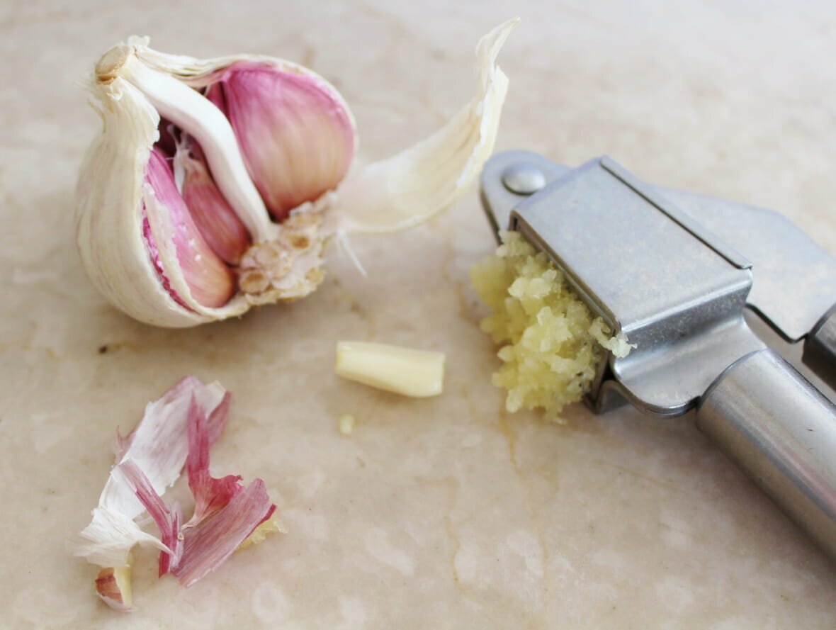 How to use a garlic press