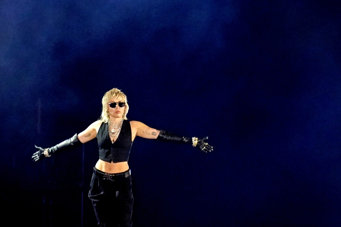 10 Celebrities Who Are Not Afraid To Flaunt Their Hip Dips