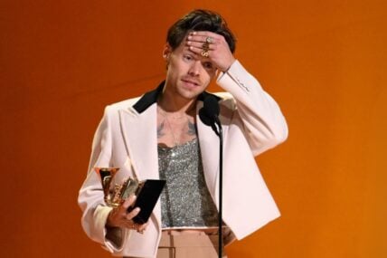 Harry Styles accepts the award for album of the year for Harry's House . Xxx Grammys2023 20440637 Dcb Jpg E Ent Usa Ca.