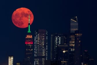 U.S. wildfires turn full moon orange